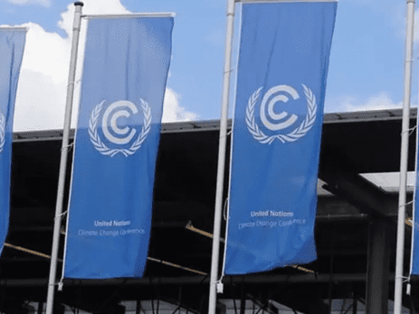 Bandeiras oficiais da Conferência das Nações Unidas sobre Mudança do Clima (UNFCCC) hasteadas em frente ao centro de convenções em Bonn, Alemanha.